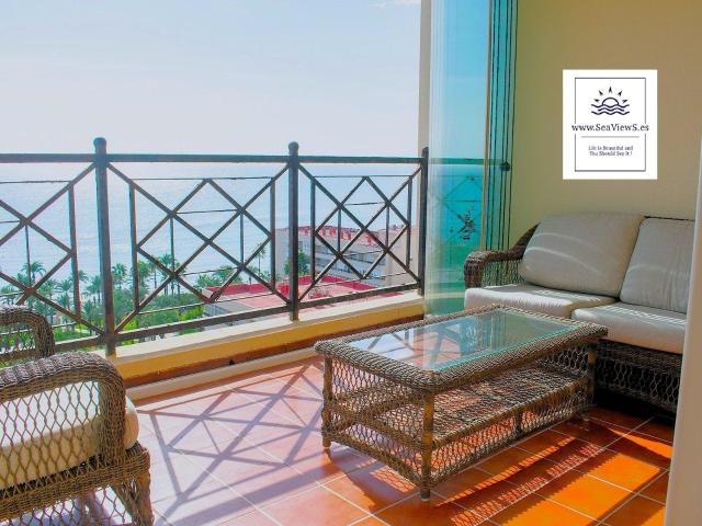 ¡Magnífico apartamento 107 m2 12.ª planta con 3 dormitorios, 2 baños, piscina comunitaria y vistas panorámicas al mar!