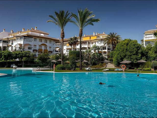 Magnífico apartamento con jardín privado en una de las urban. 115m² Marbella