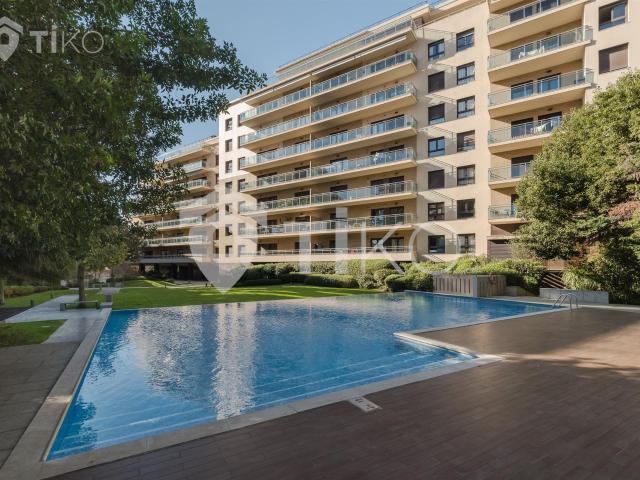 Magnífico Apartamento T3 em Condomínio Fechado com Piscina. 170m² Odivelas