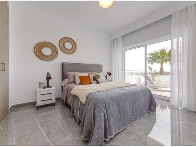 MAGNIFICO ATICO CON SOLARIUM PRIVADO Y VISTAS AL MAR EN XERESA DEL MONTE GANDIA