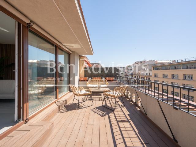 Magnífico ático recién construido con terraza en un edificio majestuoso en el Eixample