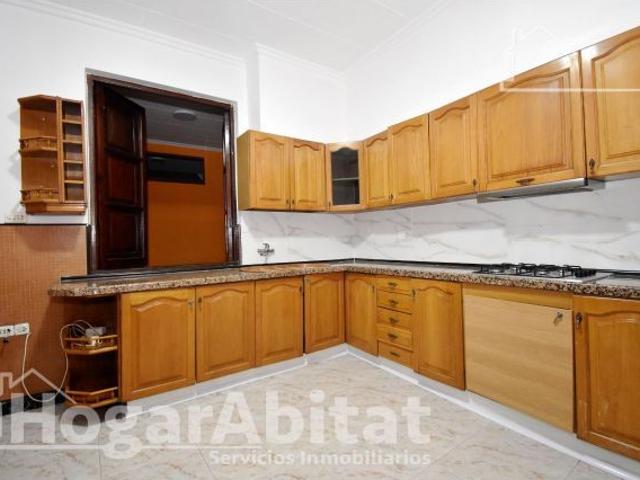 MAGNÍFICO BAJO AMPLIO Y LUMINOSO CON PATIO Y TERRAZA, CERCA DEL CENTRO