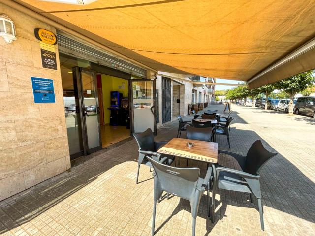 Magnifico bar cafetería en una zona concurrida