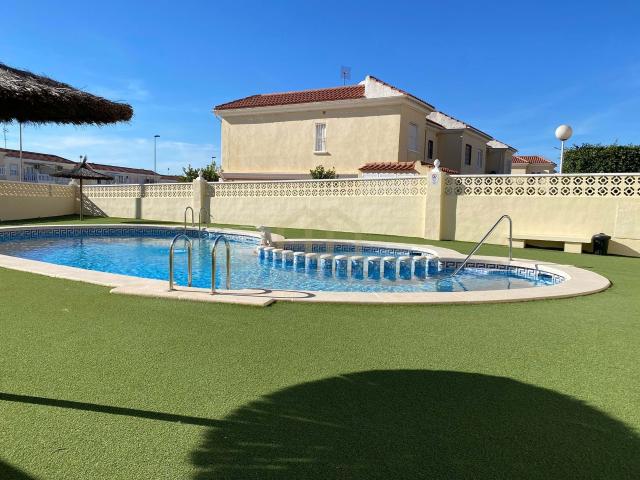 Magnífico bungalow en última planta en Aguas Nuevas con un pequeño jardín privado y una gran terraza