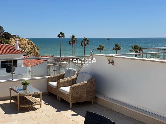 MAGNÍFICO DUPLEX COM TERRAÇO DE 30 m² E VISTA IMPRESSIONANTE PARA O MAR A 50 M DA PRAIA DE OLHOS DE ÁGUA COM GARAGEM – VARANDAS DO MAR II