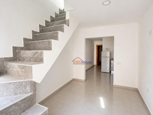 MAGNIFICA VIVIENDA DE DOS PLANTAS EN ALMERIA CAPITAL