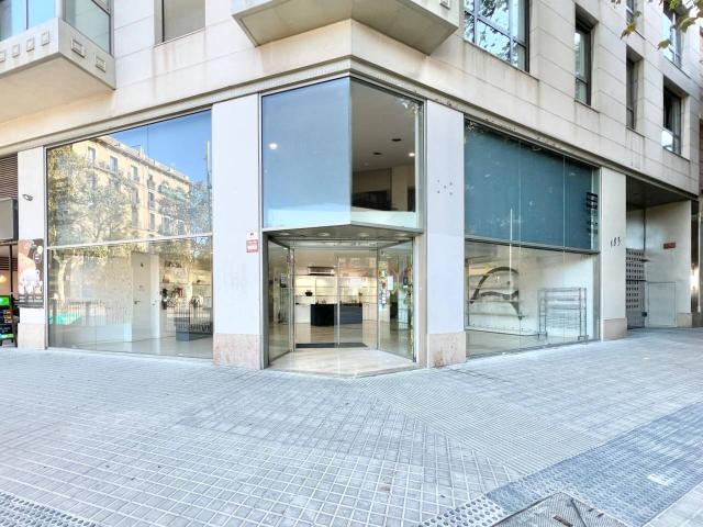 Magnífico local comercial DÚPLEX frente al Mercat de Sant Anton