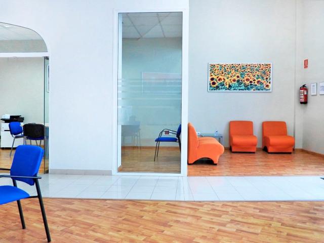 Magnífico local comercial junto a la Plaza Andalucía