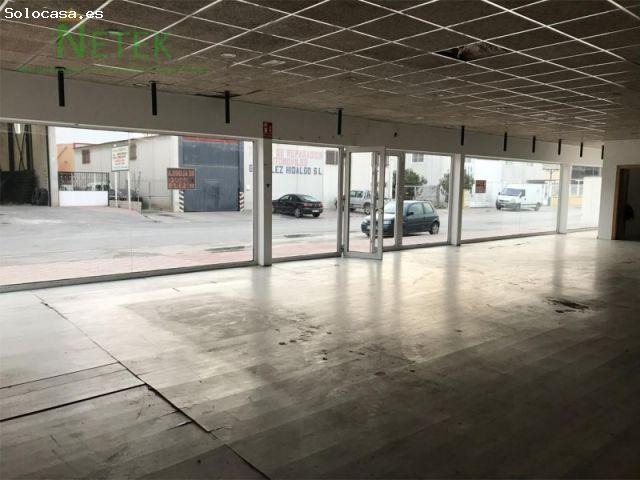 Magnífico local /nave situado en avenida principal. Muchos metros de escaparate