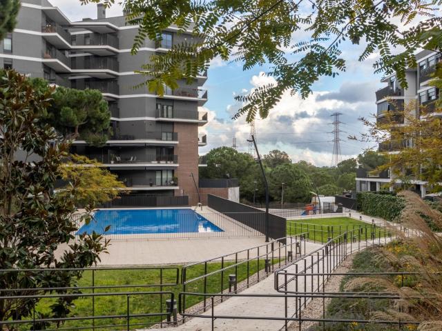 MAGNIFICO PISO CON PISCINA COMUNITARIA, SITUADO EN ZONA VERDA, PARQUING INCLUIDO