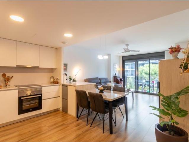 MAGNIFICO PISO CON PISCINA COMUNITARIA, SITUADO EN ZONA VERDA, PARQUING INCLUIDO