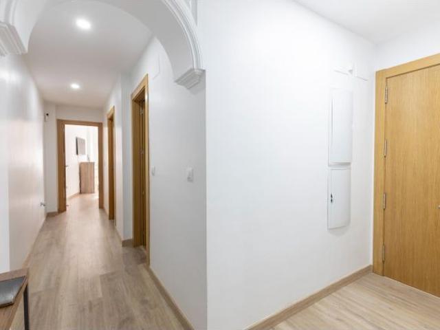 ¡Magnífico piso de 2 dormitorios, 2 patios, terraza, cochera, trastero. !