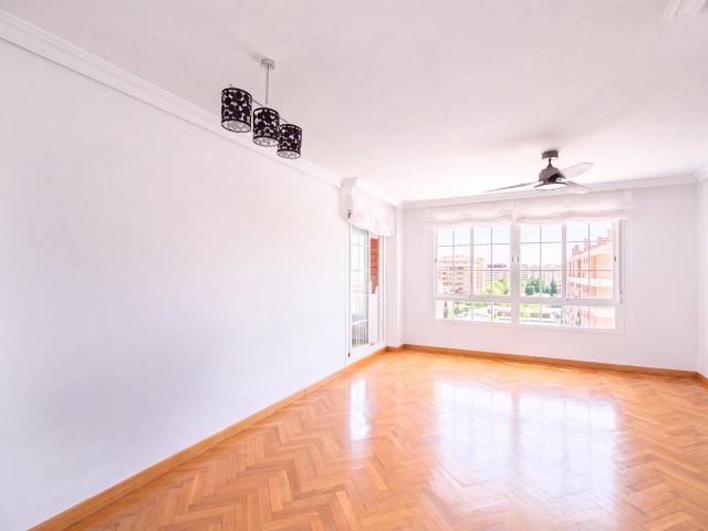 Magnífico piso de 3 habitaciones y 2 baños con piscina, 2 plazas de garaje y trastero en la Vega de la Moraleja