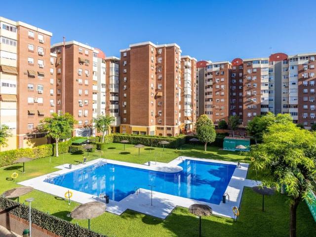 Magnífico piso en Urb. Puerta Este 2 con PLAZA de GARAJE en planta sótano!
