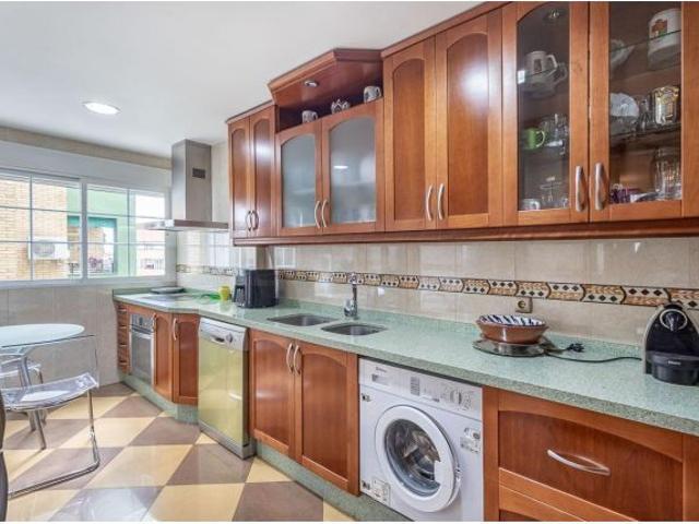 ¡Magnífico piso en venta en la zona de Mondragones, Granada!