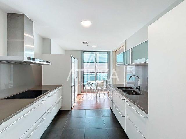Magnífico piso en alquiler temporal con terraza de 50m2, parking y piscina comunitaria en Diagonal Mar, Barcelona