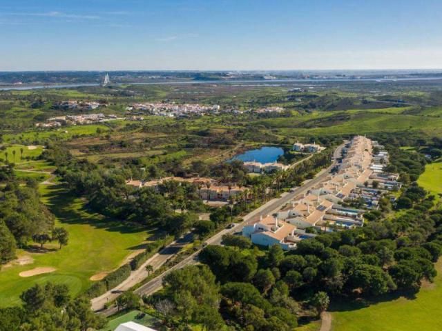 MAGNÍFICO RESORT EM CASTRO MARIM, 2 CAMPOS DE GOLF CONSTRUIDOS, MAIS UM APROVADO. COM UMA ELEVADA CAPACIDADE DE CRESCIMENTO. 1000 CAMAS APROVADAS