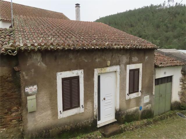 Magnífica, completamente legal e pré 1951 Casa Portuguesa, construída essencialmente em pedra de xisto e pronta para viver. Tem uma garagem. E a 200 metros da casa a uma curta distância a pé, um jardim de 260m2 perfeito para cultivar vegetais, com algumas árvores frutíferas e uma fonte de água