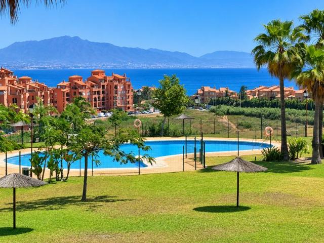 MAGNÍFICA CASA ADOSADA CON VISTAS AL MAR, AMPLIA TERRAZA, SOLÁRIUM, GARAJE Y TRASTERO