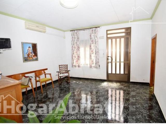 MAGNÍFICA CASA CON DOS VIVIENDAS INDEPENDIENTES Y TERRAZA, CERCA DEL CENTRO