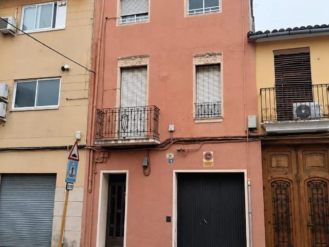 Magnífica Casa de Pueblo con Gran Potencial en Carcaixent