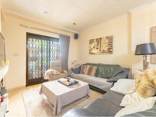 Magnífica casa de pueblo adosada de 250 m2 con patios, terraza, garaje y excelentes calidades en Mas