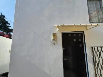 Magnífica casa dúplex en calle cerrada con vigilancia. Ideal para pareja o familia pequeña