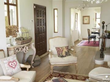 Magnífica casa estilo Tudor, rodeada de jardín