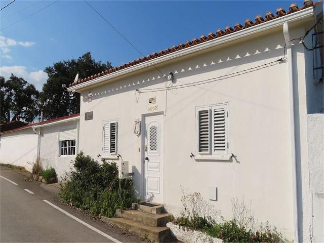 Magnífica Casa Legal, com dois quartos, com habitação em Lincence, pronta para se mudar. Recentemente reformado. Em uma rua muito calma em uma vila pequena. Com um pequeno jardim e garagem. Localização incrível