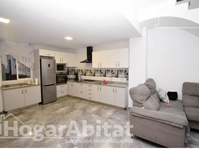 ¡MAGNÍFICA CASA! REFORMADA, IMPECABLE Y LUMINOSA CON TERRAZA Y VIVIENDA INDEPENDIENTE