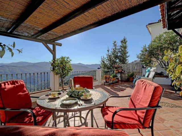 Magnifica Casa Rural Y Negocio De Estilo De Vida En Venta Ce. 284m² Benalauría