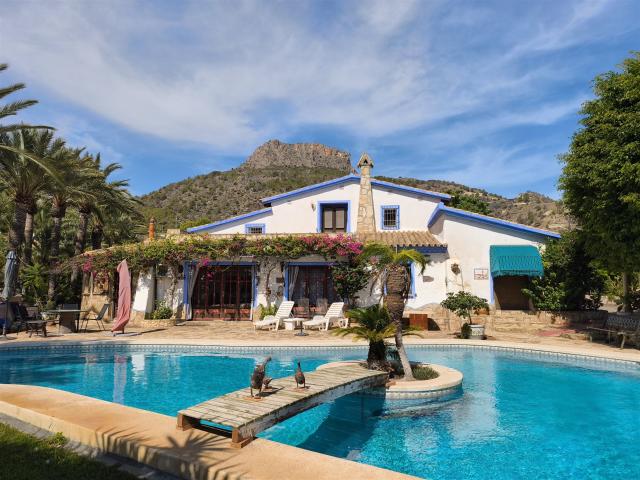 Magnífica finca con 4 dormitorios a tan solo 1,2km del mar e. 400m² Calpe Calp