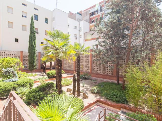 Magnífica habitación exterior de 25 m2, junto al metro de Diego de León