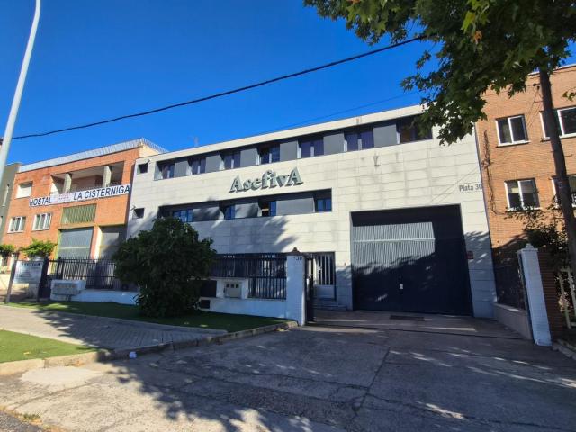 Magnífica Oficina en edificio con imagen diferencial en una de las mejores calles del Polígono San Cristobal