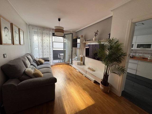 Magnifica oportunidad de vivir en el centro de Errenteria en esta preciosa vivienda en dúplex con terraza, trastero y ga