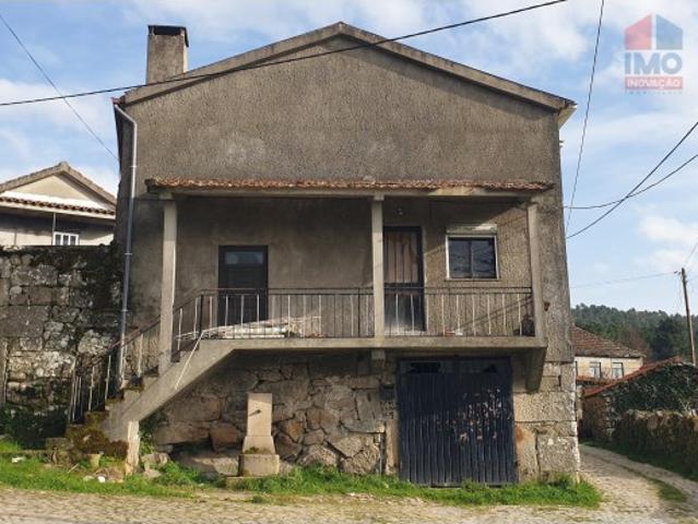 MORADIA COM GARAGEM PARA RECONSTRUIR EM ZONA TRANQUILA A 7 MINUTOS DE VILA REAL