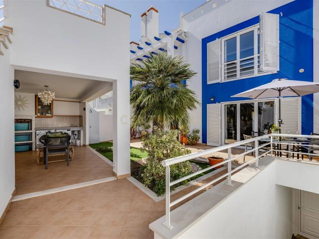 Magnífica moradia T3 + 1 localizada na prestigiada área da Q. 181m² Tavira Santiago