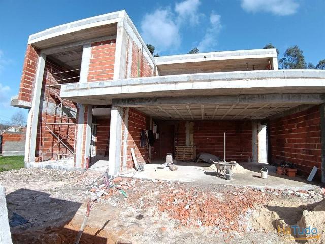 Magnífica moradia T4 em construção, res do chão,1º andar, isolada no Centro de Vagos. | 26054083005