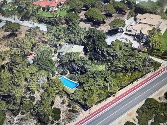 Moradia para obras totais para uma construção máxima de 554 m2, T6 para venda em zona única na Quinta da Marinha, primeira linha mar