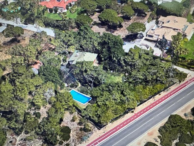 Moradia para obras totais para uma construção máxima de 554 m2, T6 para venda em zona única na Quinta da Marinha, primeira linha mar