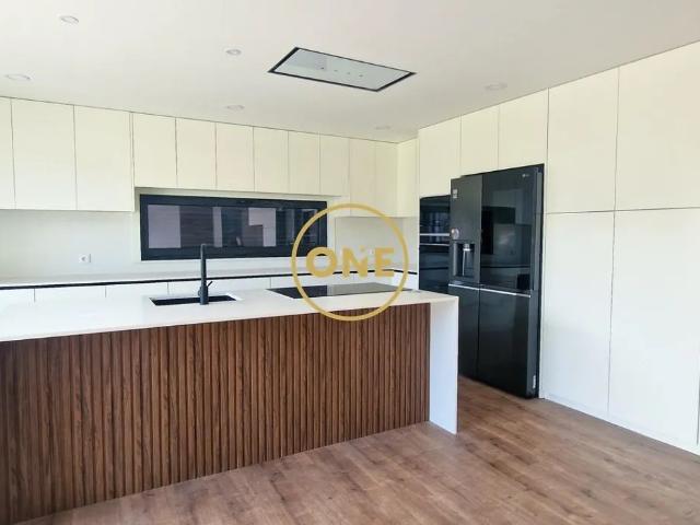 Magnífica moradia térrea nova, com três quartos, incluindo uma suíte com closet!