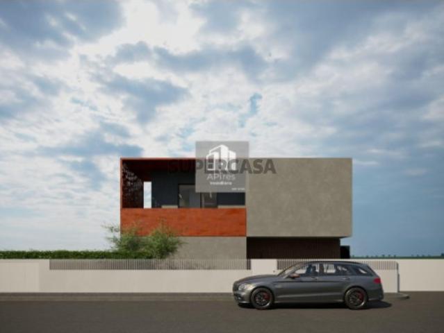 Magnífica Moradia Unifamiliar V4, em lote de Terreno com 380,42 m2, junto ao Golf da Aroeira