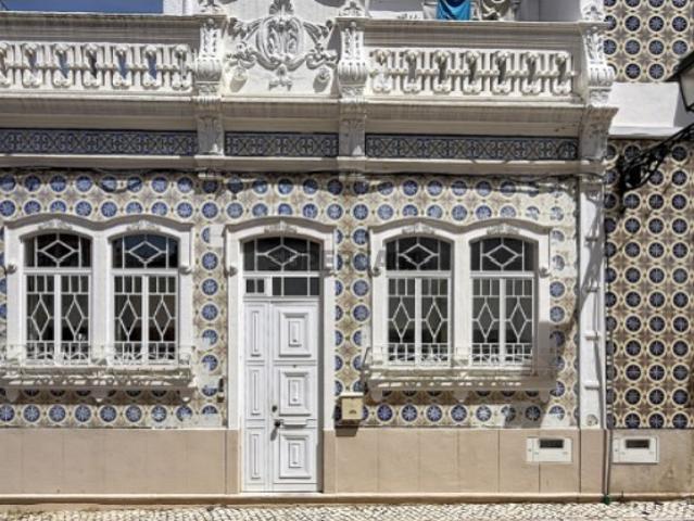 Magnífica Moradia «As 3 Andorinhas» T2+2 Baixa de Olhão: Grande Terraço com Exposição Solar a Poente