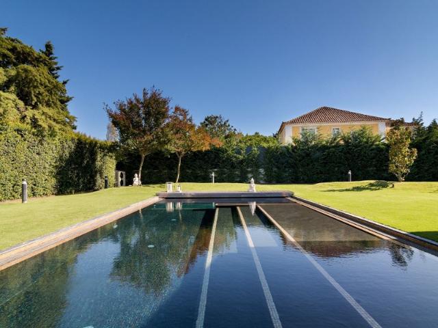 Magnífica moradia com jardim e piscina aquecida, localizada em condomínio privado