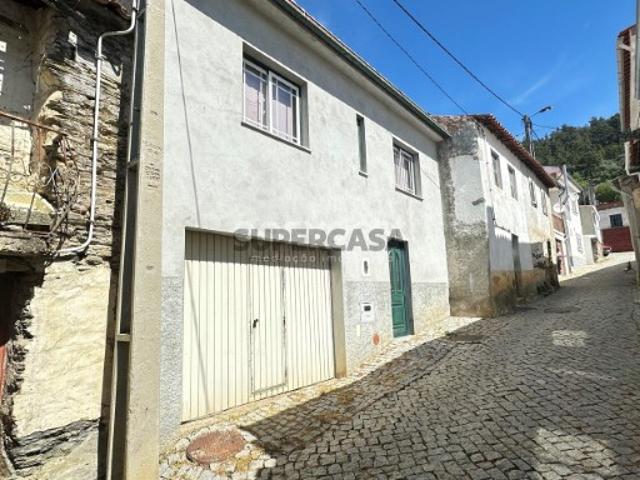 Magnifica Moradia com varanda e terreno em Açoreira Torre de Moncorvo
