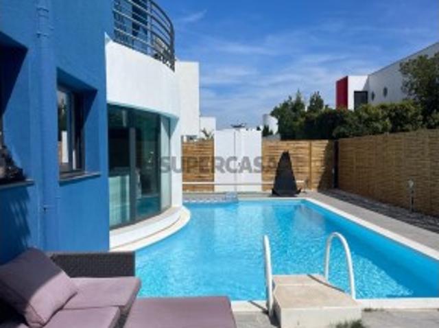 Magnífica Moradia de 4 Suítes com Piscina e Jardim no Condomínio Palmela Village