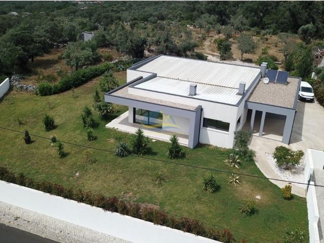 Magnífica moradia de estilo contemporâneo com 3 quartos, numa localização muito procurada perto de Ansião, Leiria