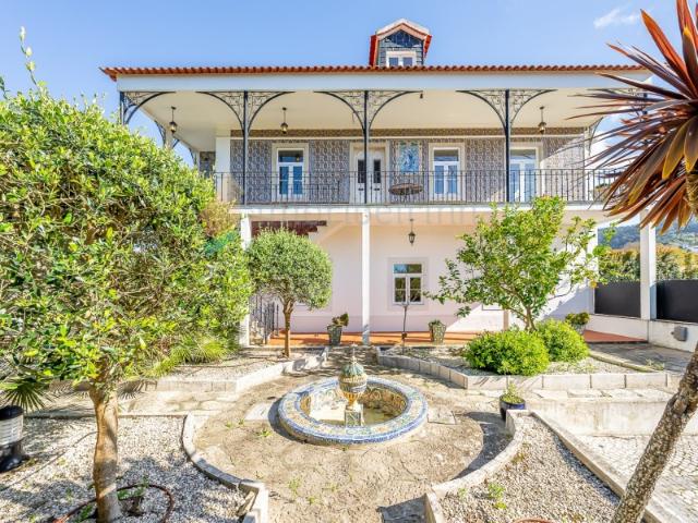Magnífica Moradia Histórica no Coração de Colares Charme, Conforto e Exclusividade