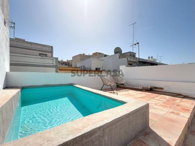 Magnífica moradia renovada na Baixa, com grande terraço de 60m2 e piscina