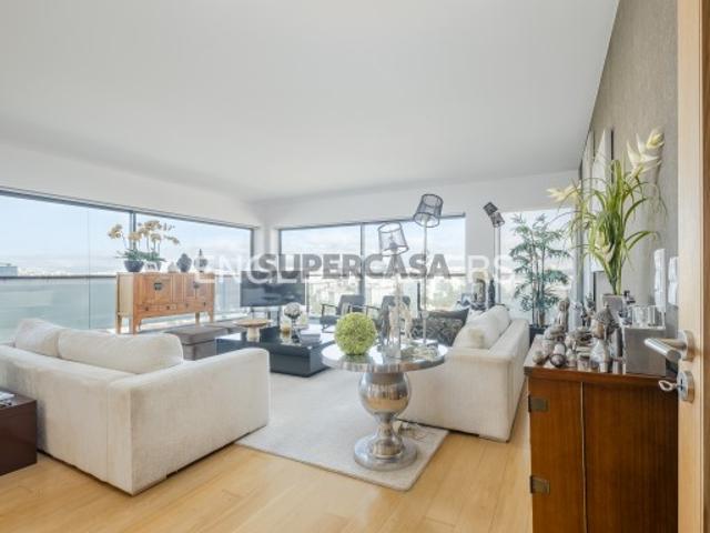 Magnífica Penthouse T3 com Varanda em São Domingos de Benfica